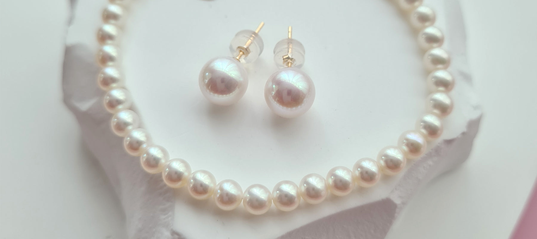 Embrace Minimalist Elegance: Akoya Pearl Stud Earrings and Bracelets for the Modern Bride